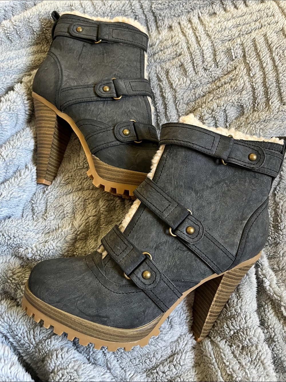 HeartSOUL Gray Faux Suede Sherpa Lined Buckle Heeled Ankle Boots 7.5